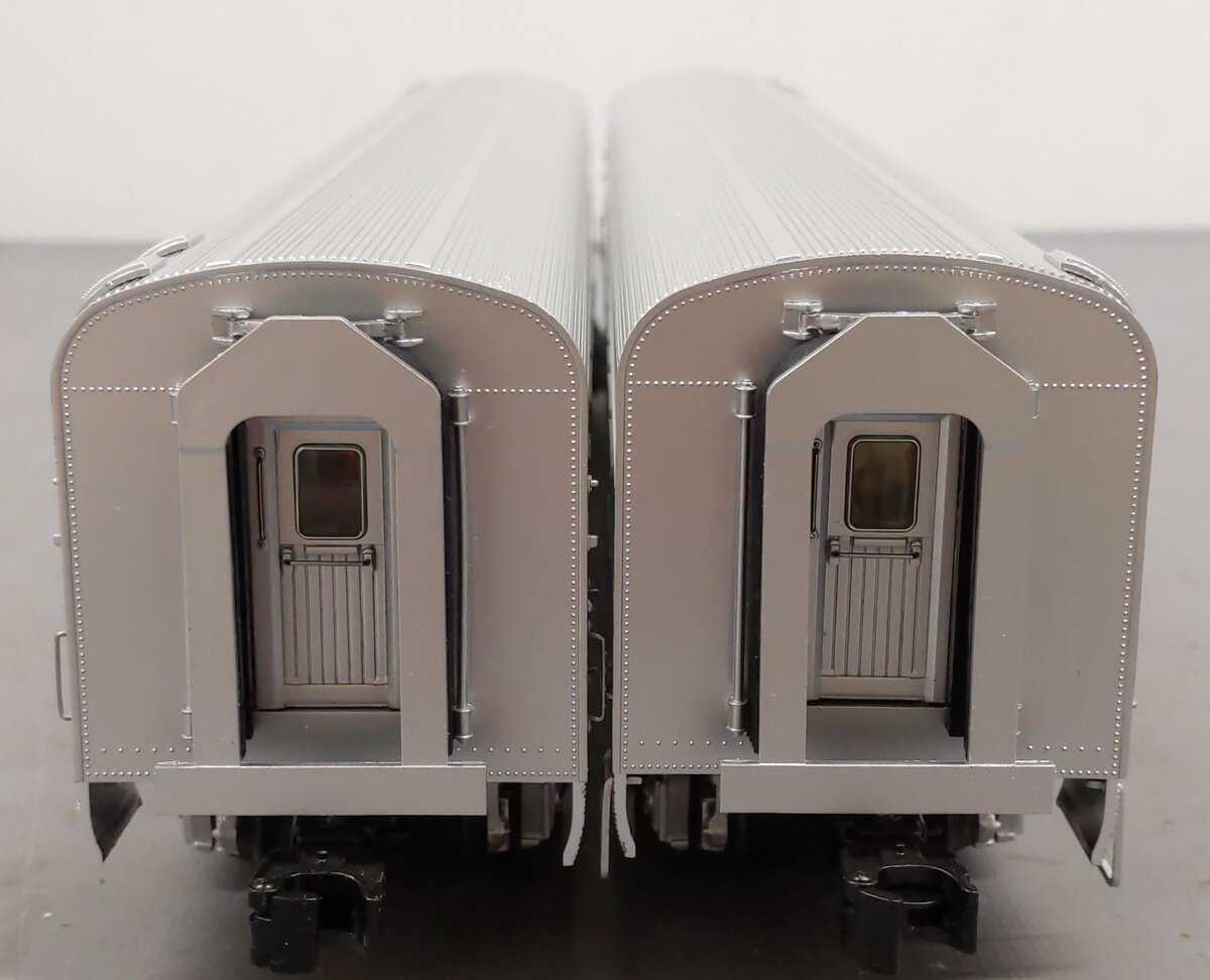 Lionel 2527200 O Lionel Lines 18'' Aluminum Passenger Car Set (Set of 2) LN/Box