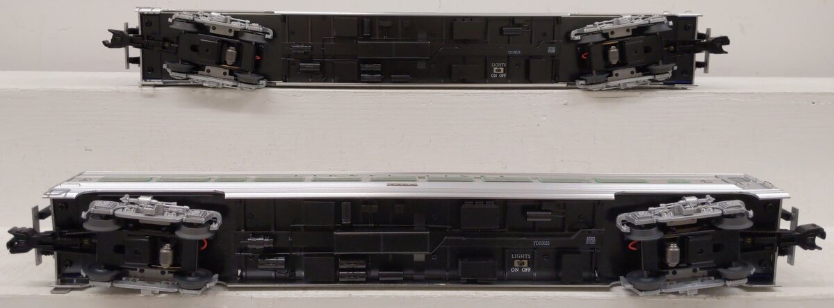 Lionel 2527200 O Lionel Lines 18'' Aluminum Passenger Car Set (Set of 2) LN/Box