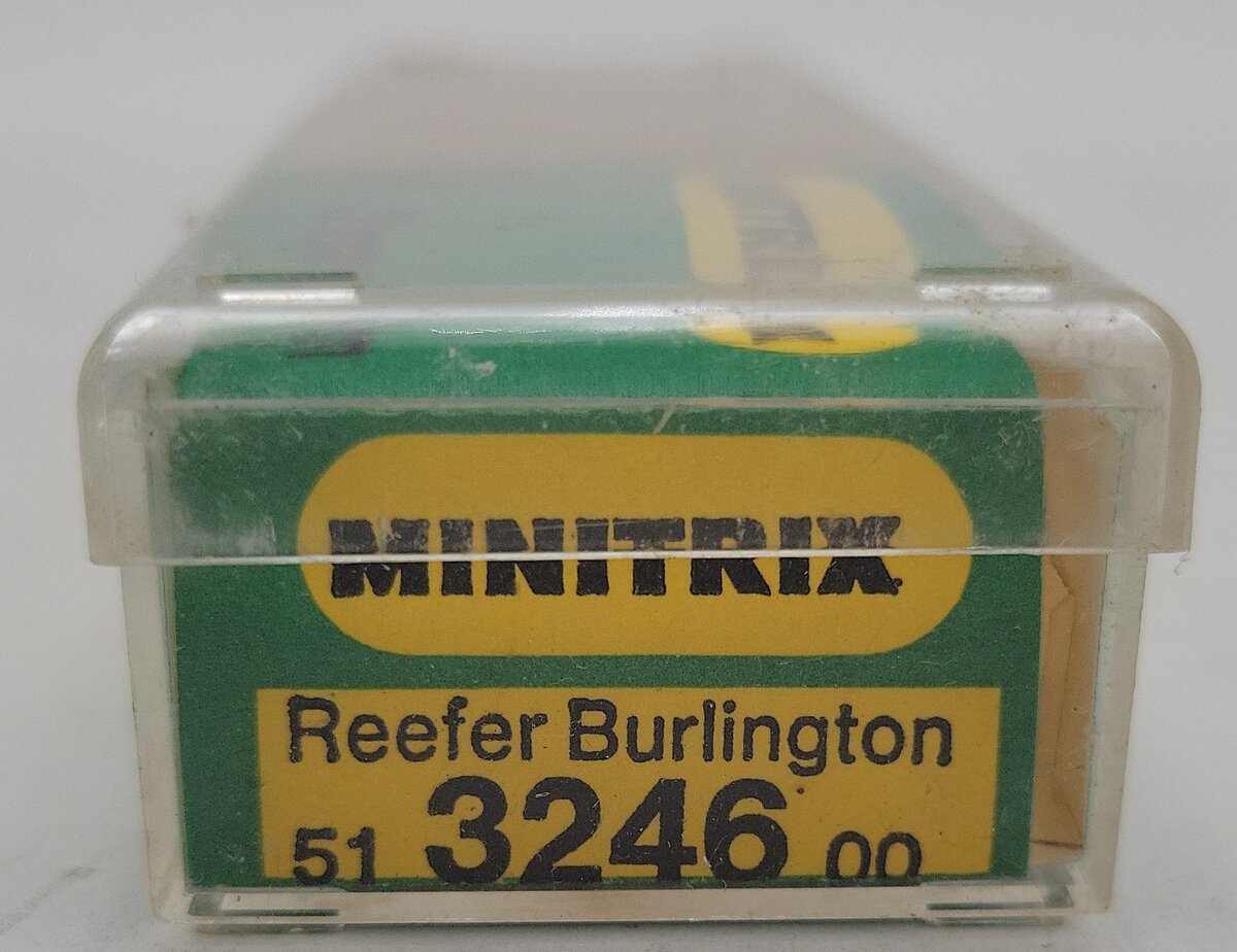 Minitrix 3246 N Scale Burlington Reefer Car #67170 EX/Box