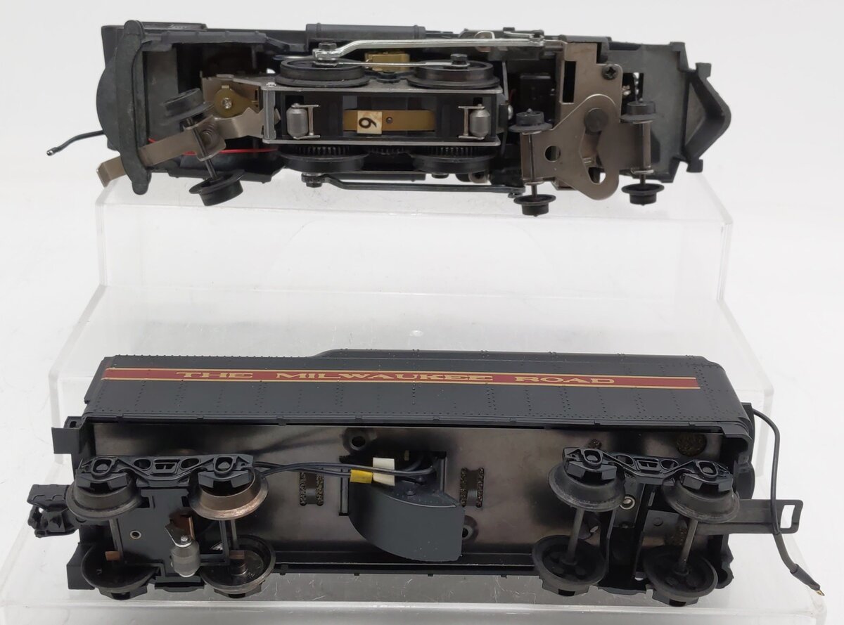 Lionel 6-8305 O Gauge Milwaukee 4-4-2 Steam Locomotive & Tender EX