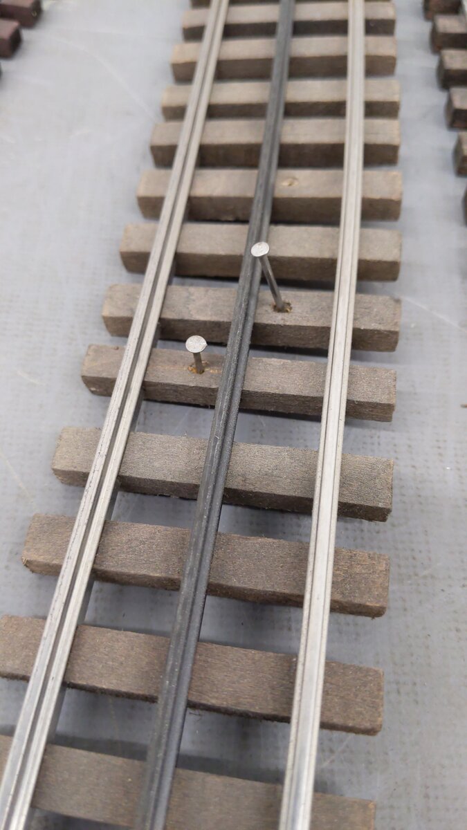 Assorted O Gauge Curved Track Sections [7]