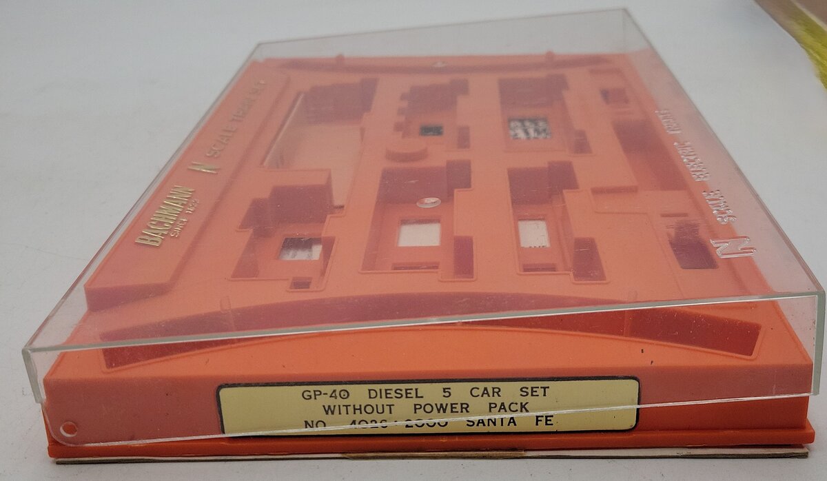 Bachmann 4026 N Santa Fe GP-40 Diesel 5 Car Set EX/Box