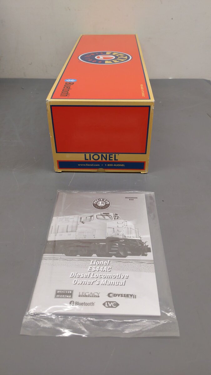 Lionel 2233499 O Canadian National Veterans Non-PWD ES44AC Diesel Loco #3015 LN/Box