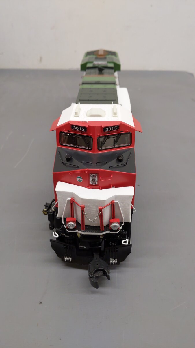 Lionel 2233499 O Canadian National Veterans Non-PWD ES44AC Diesel Loco #3015 LN/Box