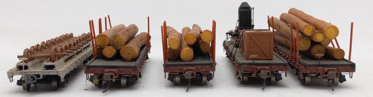 Bachmann/Other HO Scale Flat Cars w/Loads [5] VG