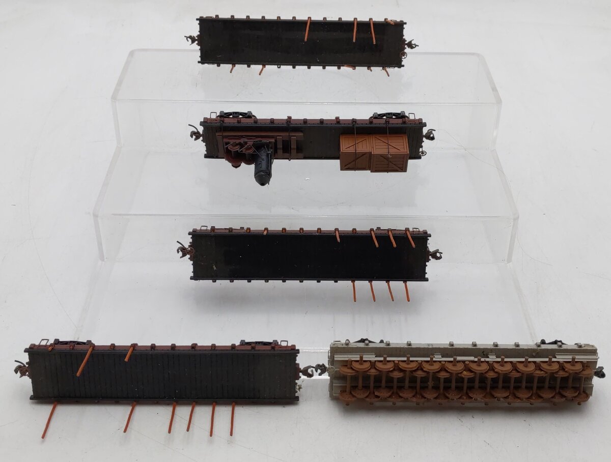 Bachmann/Other HO Scale Flat Cars w/Loads [5] VG