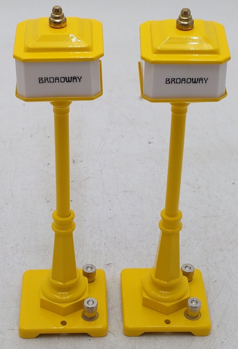 MTH 20-1028 O Gauge Yellow Street Lamp Accessory (Pair of 2) LN/Box