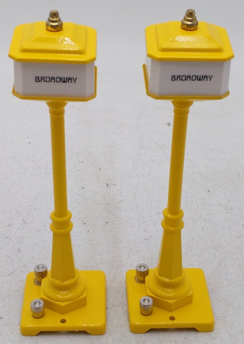MTH 20-1028 O Gauge Yellow Street Lamp Accessory (Pair of 2) LN/Box