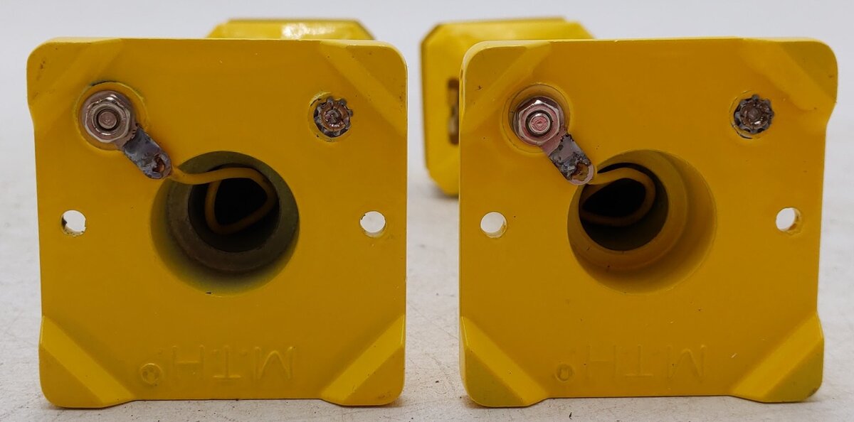 MTH 20-1028 O Gauge Yellow Street Lamp Accessory (Pair of 2) LN/Box
