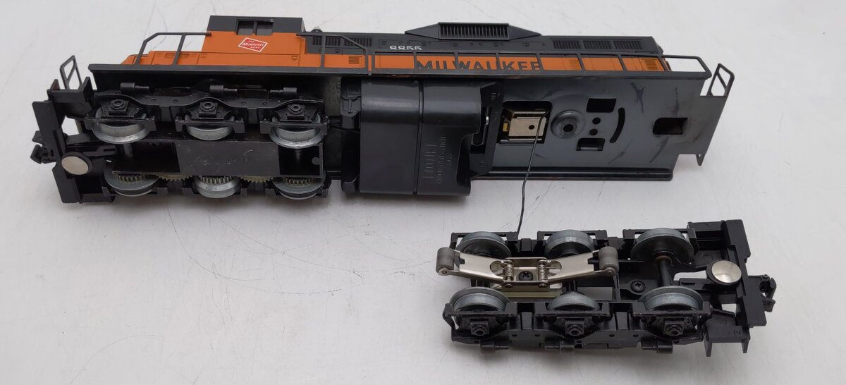 Lionel 6-8855 O Gauge Milwaukee Road SD-18 Powered Diesel Locomotive VG/Box
