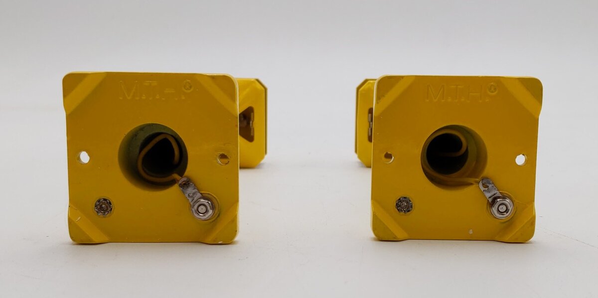 MTH 20-1028 #57 O Scale Yellow Metal Lamp Post Set (Set of 2) NIB