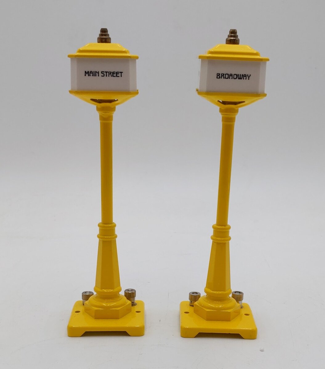 MTH 20-1028 #57 O Scale Yellow Metal Lamp Post Set (Set of 2) NIB