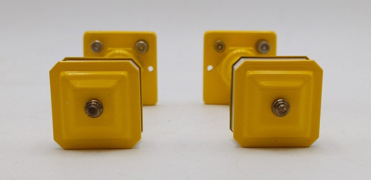 MTH 20-1028 #57 O Scale Yellow Metal Lamp Post Set (Set of 2) NIB