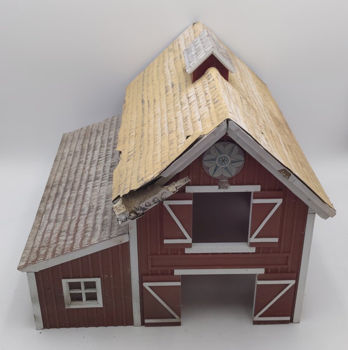 G Scale Plastic Barn with Styrofoam Roof