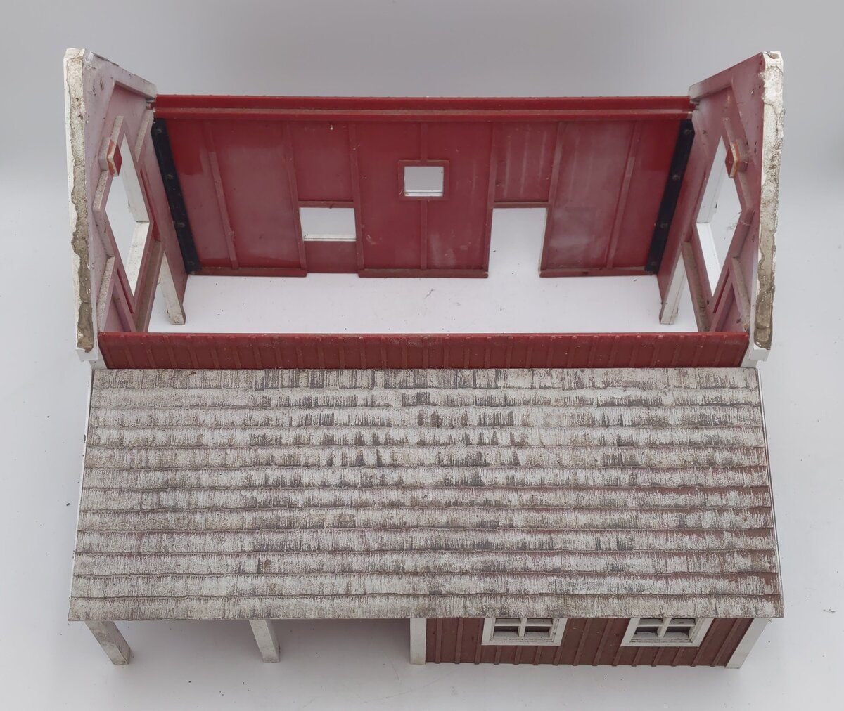 G Scale Plastic Barn with Styrofoam Roof