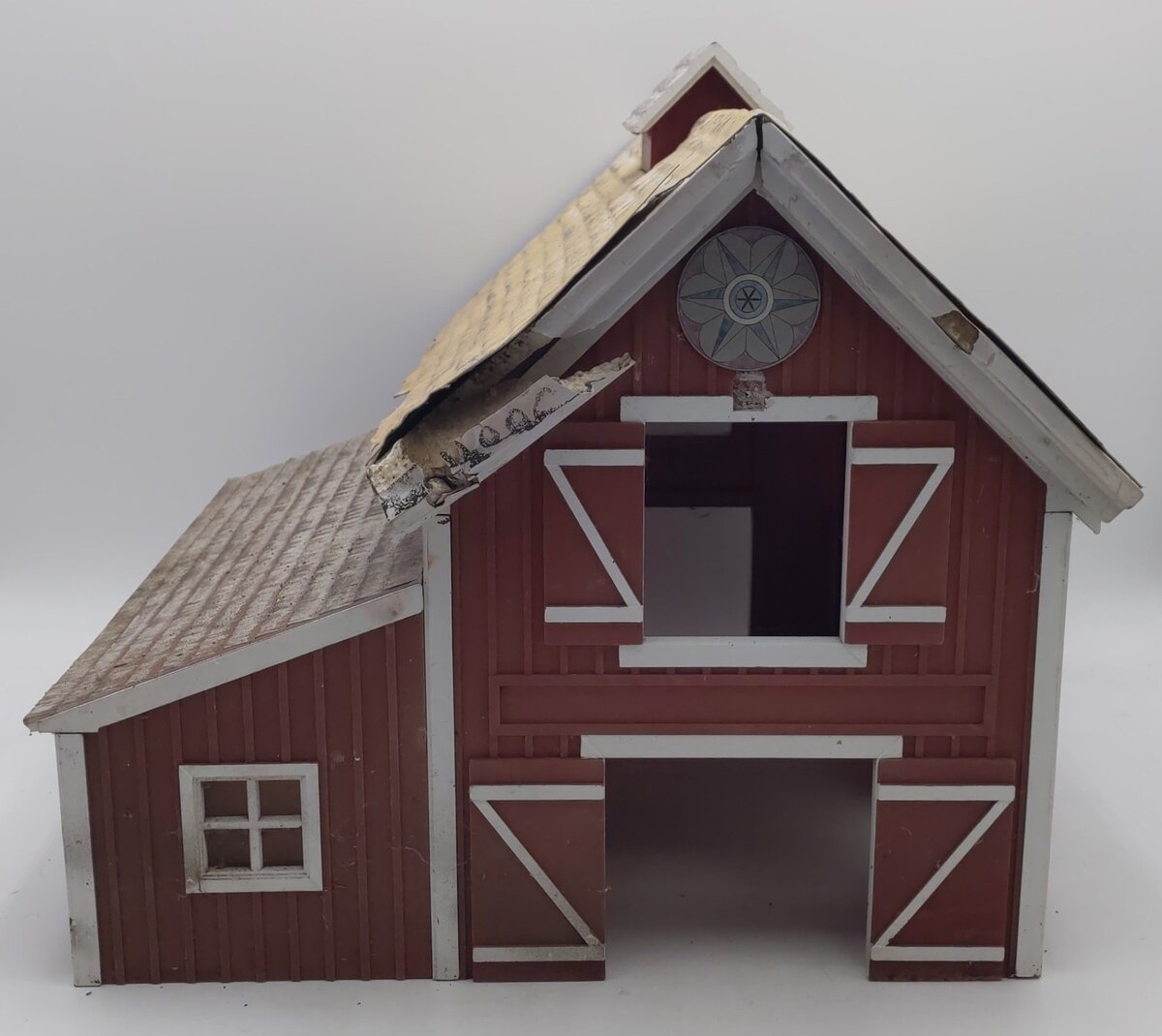 G Scale Plastic Barn with Styrofoam Roof