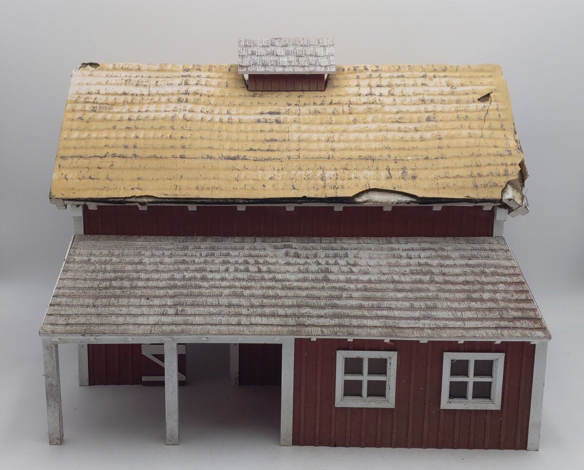G Scale Plastic Barn with Styrofoam Roof