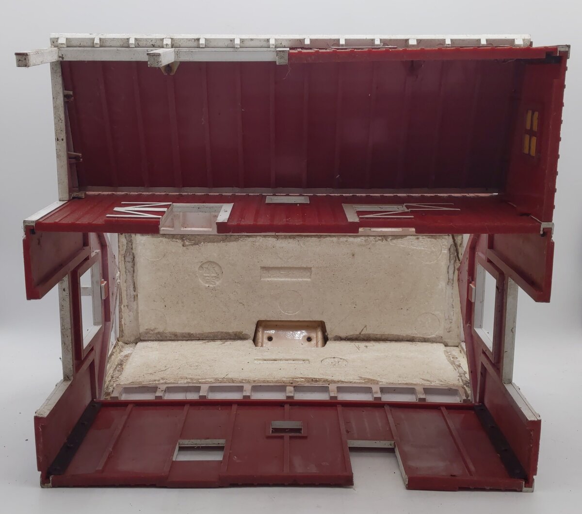G Scale Plastic Barn with Styrofoam Roof