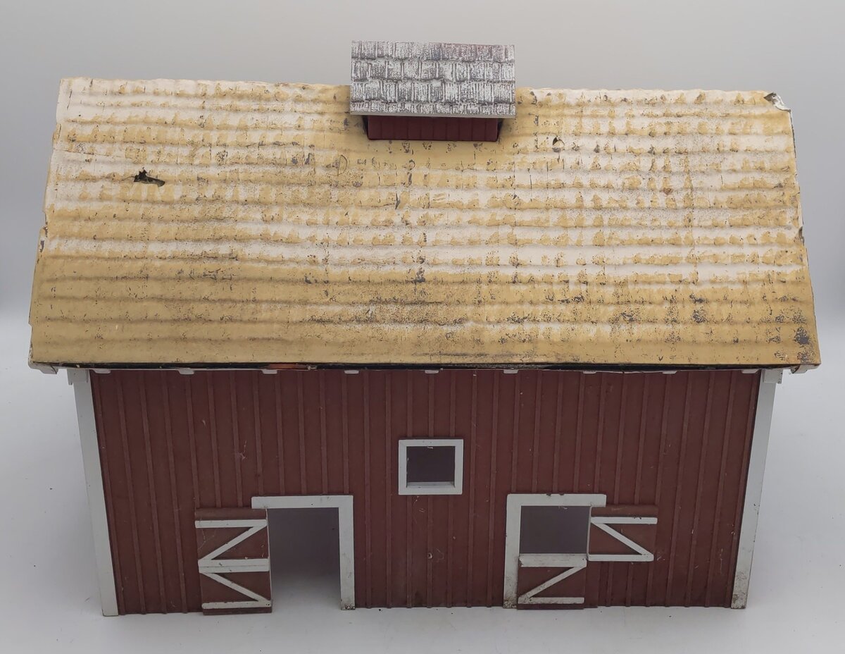 G Scale Plastic Barn with Styrofoam Roof