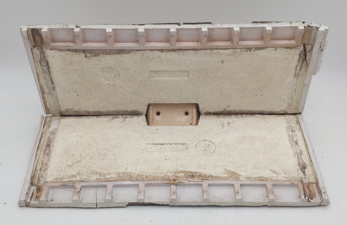 G Scale Plastic Barn with Styrofoam Roof