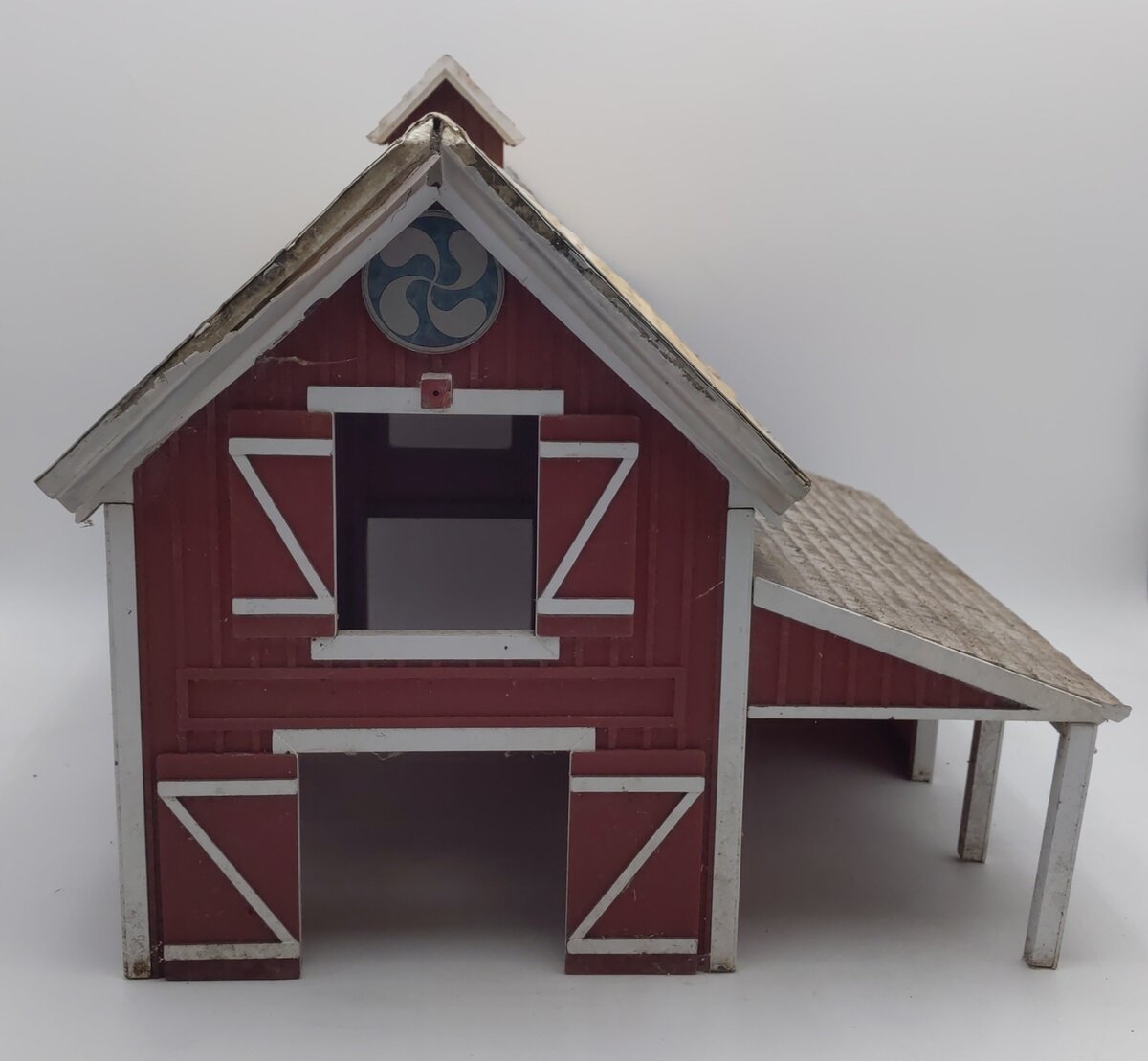 G Scale Plastic Barn with Styrofoam Roof