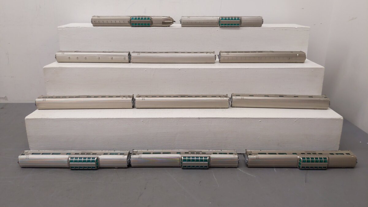 Broadway Limited 700 HO California Zephyr 11-Car Mixed Passenger Set