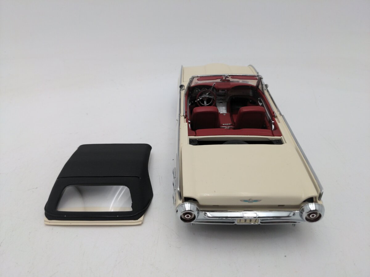 Danbury Mint 195-043 1:24 Scale '62 Ford Thunderbird Sports Roadster Convertible VG/Box