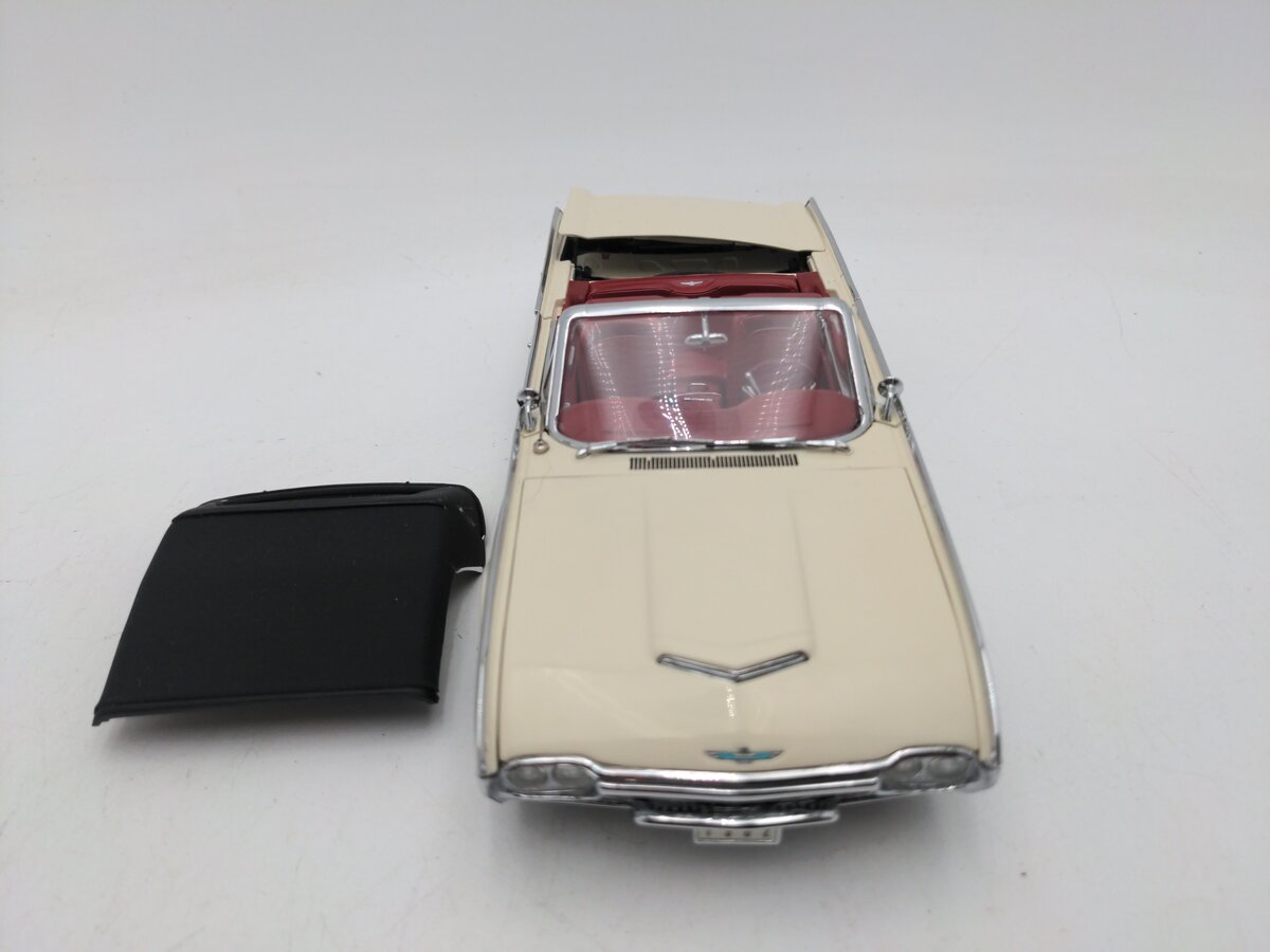 Danbury Mint 195-043 1:24 Scale '62 Ford Thunderbird Sports Roadster Convertible VG/Box