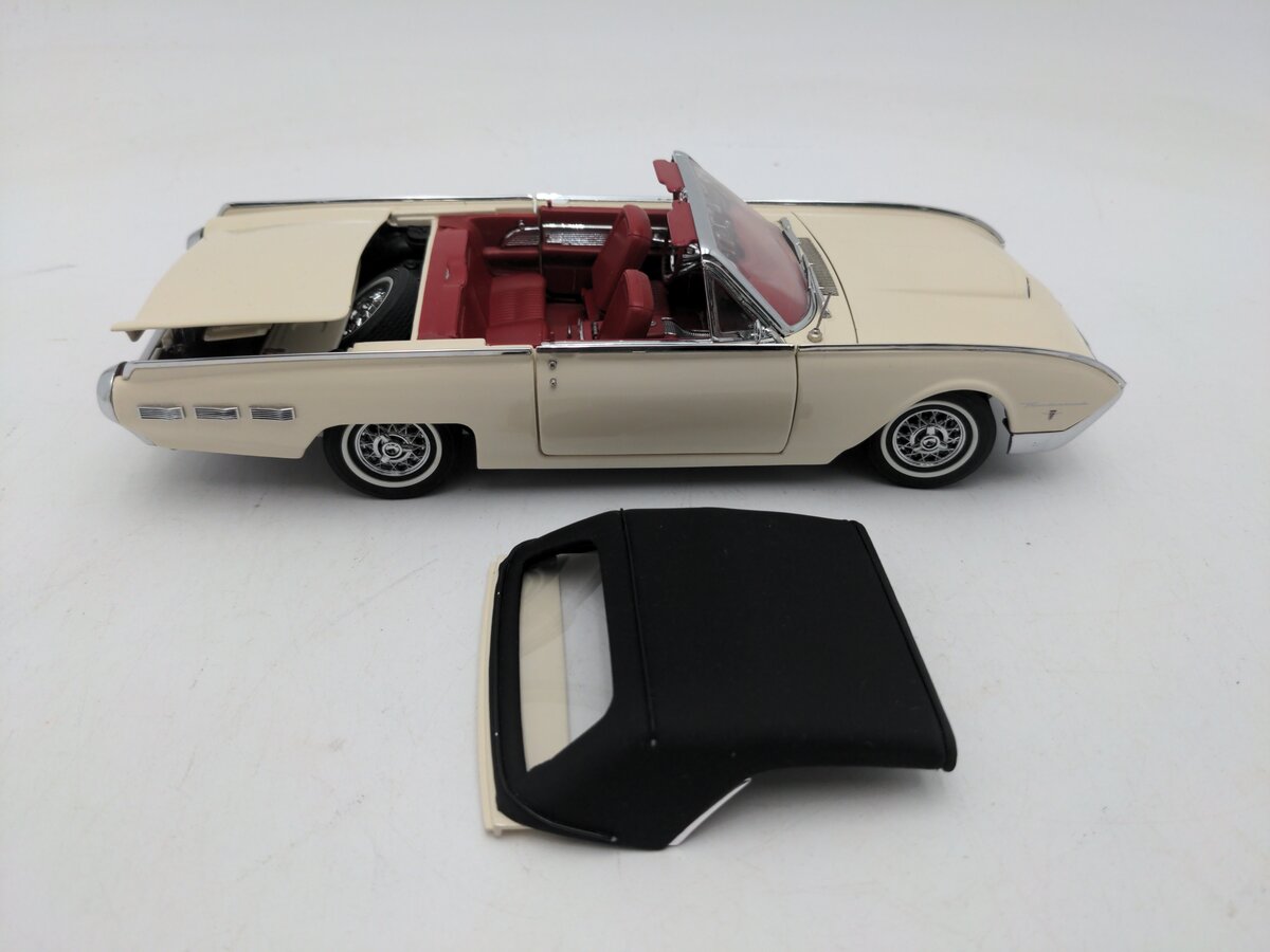 Danbury Mint 195-043 1:24 Scale '62 Ford Thunderbird Sports Roadster Convertible VG/Box