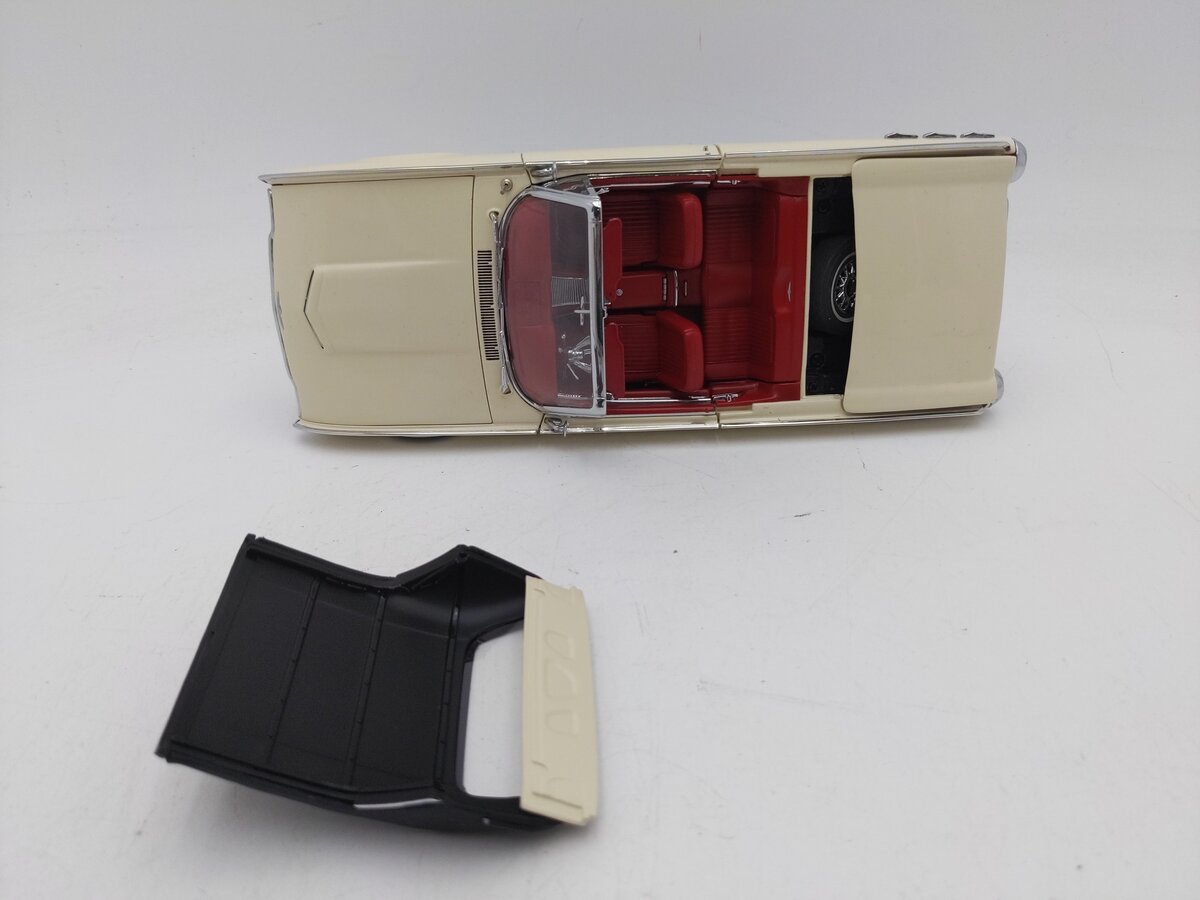 Danbury Mint 195-043 1:24 Scale '62 Ford Thunderbird Sports Roadster Convertible VG/Box