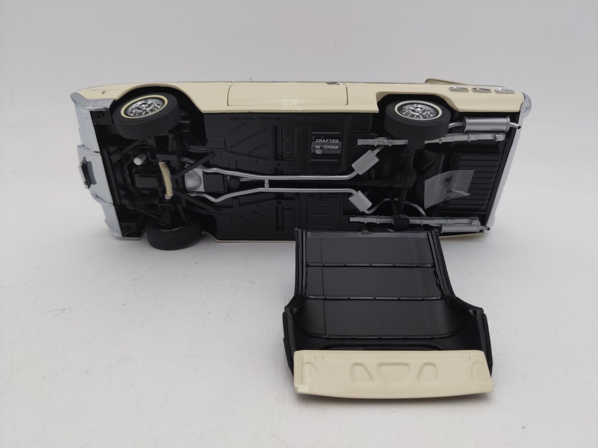 Danbury Mint 195-043 1:24 Scale '62 Ford Thunderbird Sports Roadster Convertible VG/Box