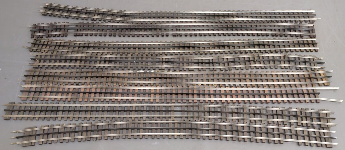Assorted O Gauge Curve Track Sections [8]