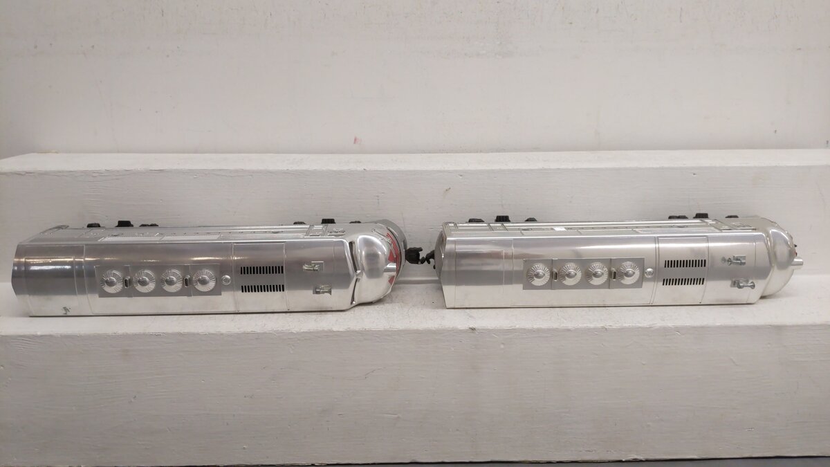 Lionel 6-8054 O Burlington F-3 AA Chrome Diesel Locomotives #8054/#8055 EX