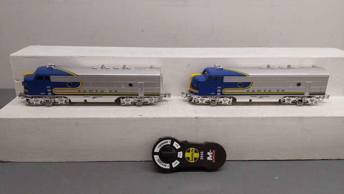 Menards 279-9330 O Gauge Santa Fe Diesel Locomotive Powered & Non-Powered Set EX