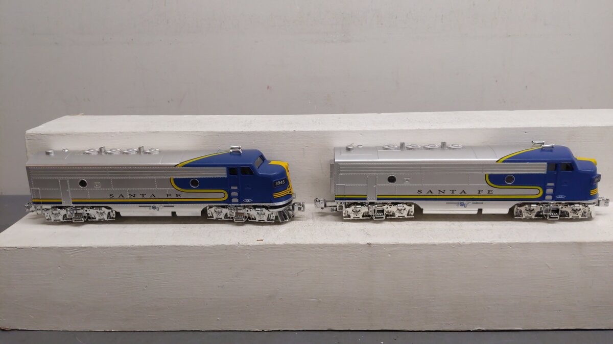 Menards 279-9330 O Gauge Santa Fe Diesel Locomotive Powered & Non-Powered Set EX
