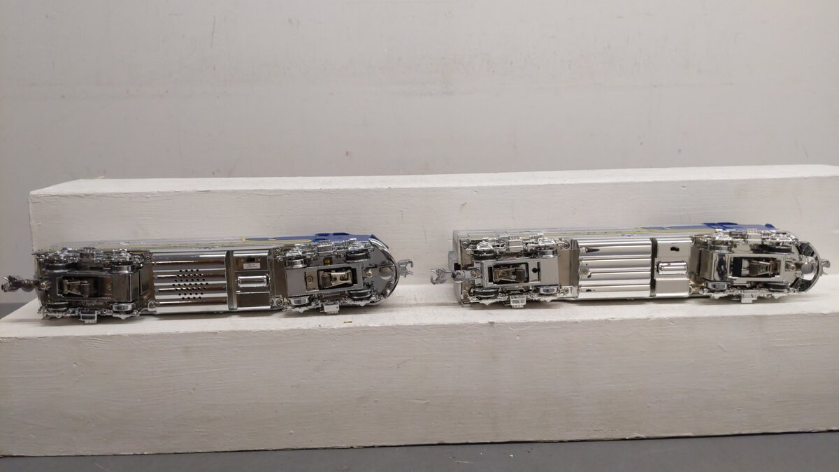 Menards 279-9330 O Gauge Santa Fe Diesel Locomotive Powered & Non-Powered Set EX
