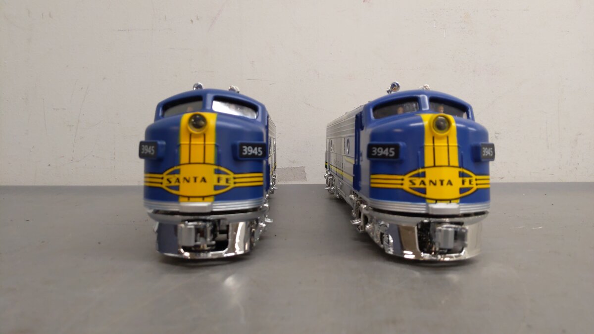 Menards 279-9330 O Gauge Santa Fe Diesel Locomotive Powered & Non-Powered Set EX