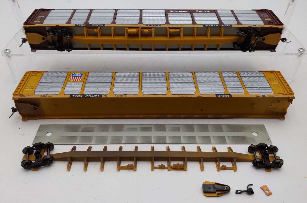 Walthers Assorted HO Scale 89' Enclosed Auto Carriers [2] VG/Box