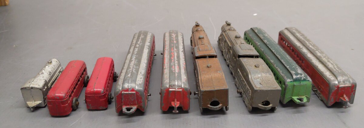 Tootsietoy Vintage HO Scale Die-Cast Locomotives & Passenger Cars [9] VG