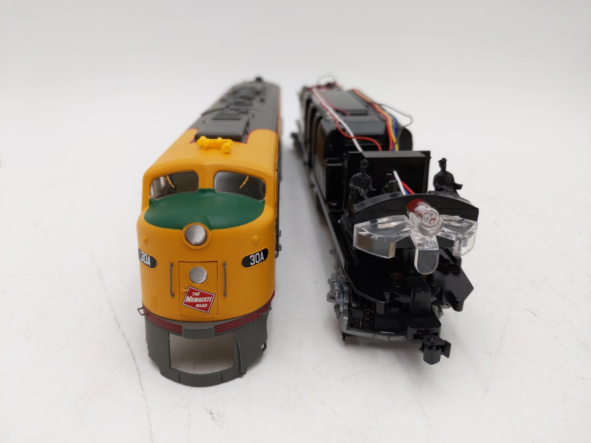 Proto 2000 30818 HO The Milwaukee Road E8/9 Diesel Locomotive #30A LN/Box