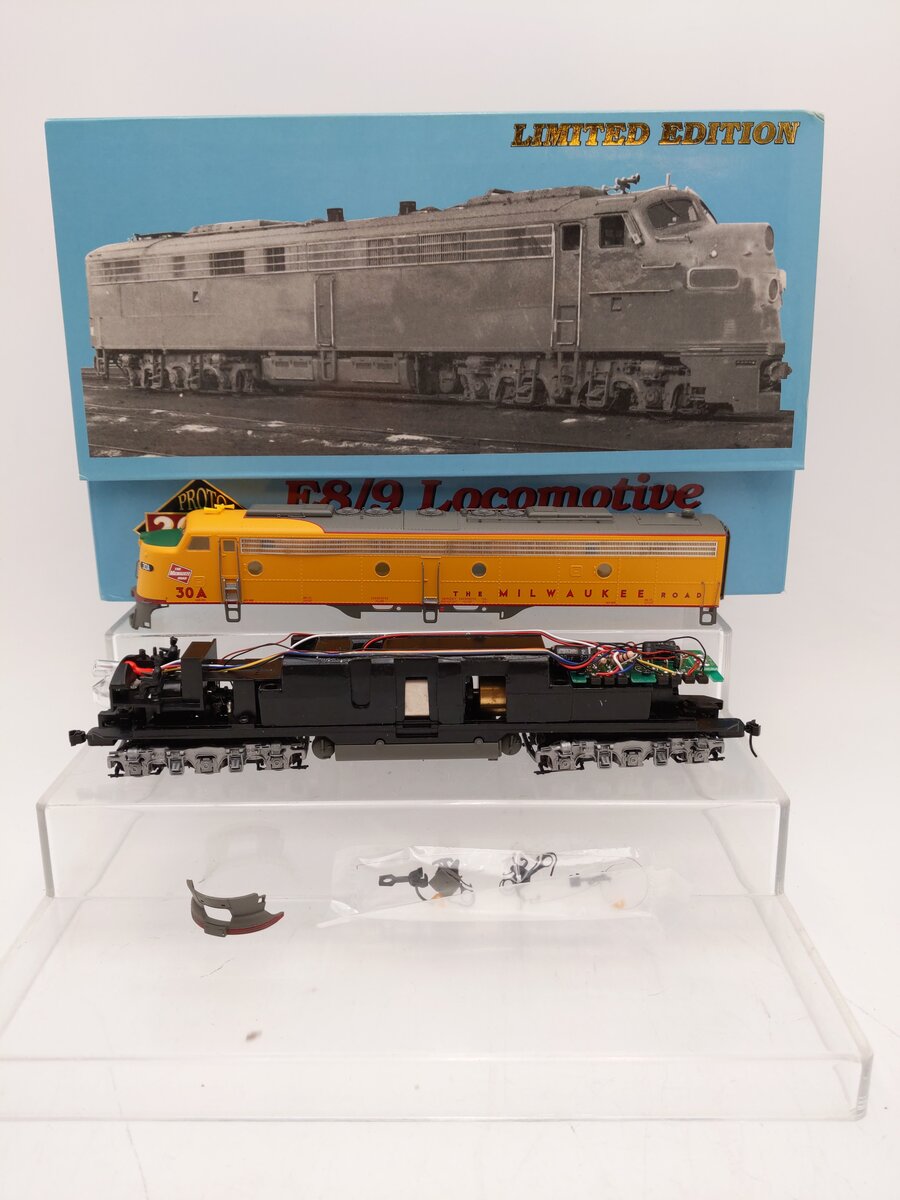 Proto 2000 30818 HO The Milwaukee Road E8/9 Diesel Locomotive #30A LN/Box