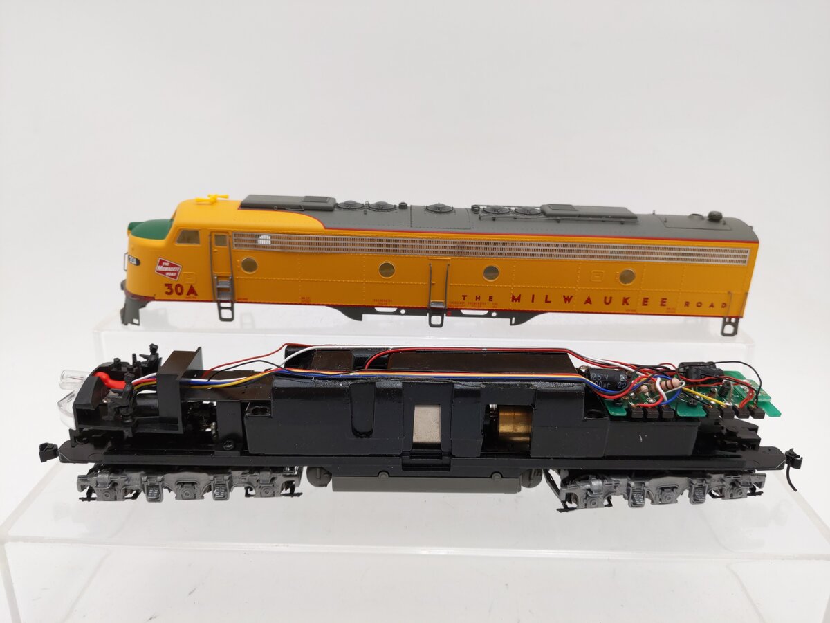 Proto 2000 30818 HO The Milwaukee Road E8/9 Diesel Locomotive #30A LN/Box