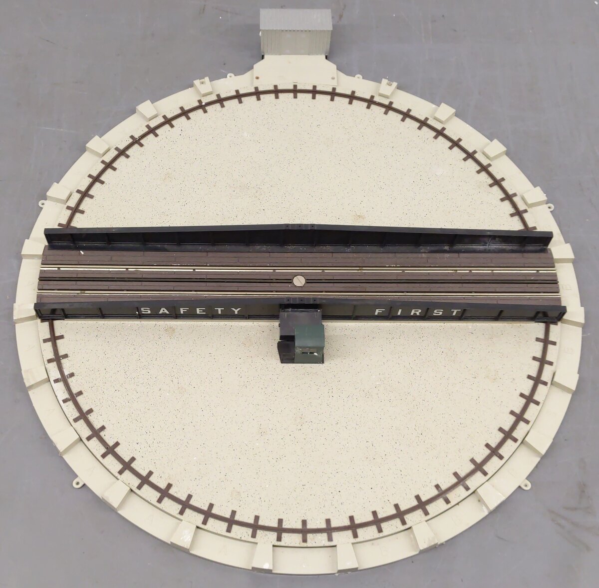 Atlas 6910 O Gauge Motorized 24 Inch Turntable EX/Box