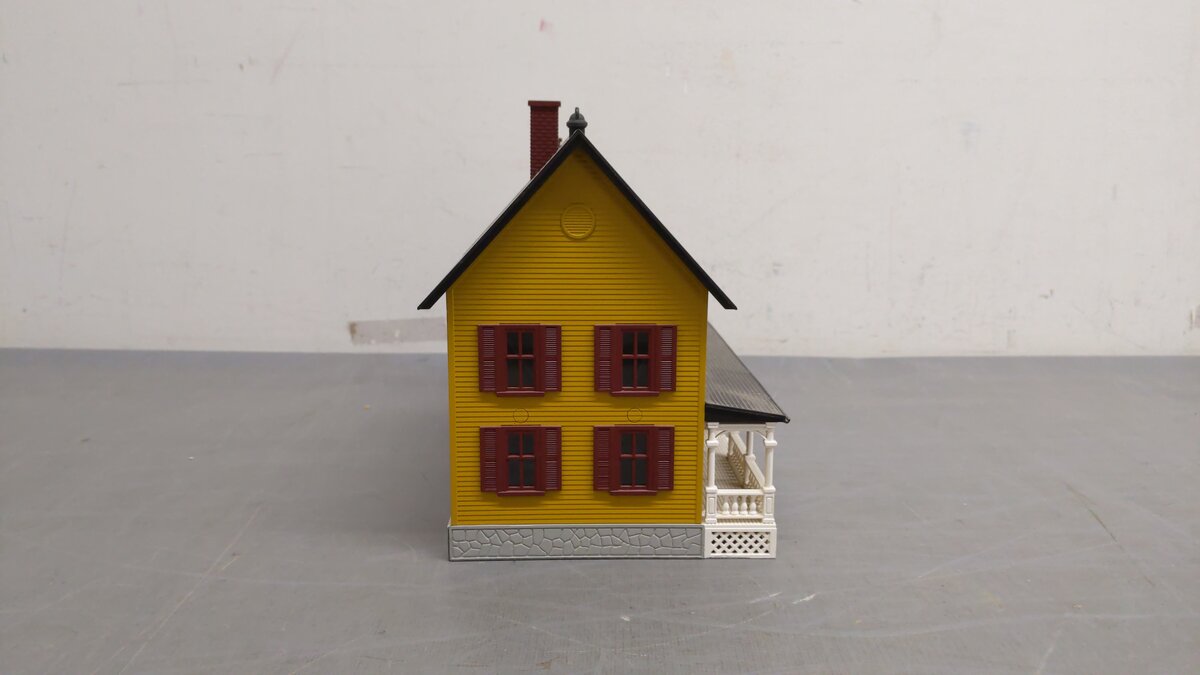 MTH 30-9015 O Assembled Country House Yellow W/Red Shutters EX/Box