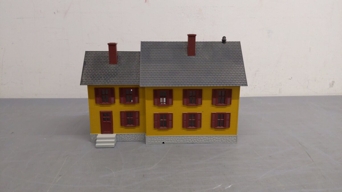 MTH 30-9015 O Assembled Country House Yellow W/Red Shutters EX/Box