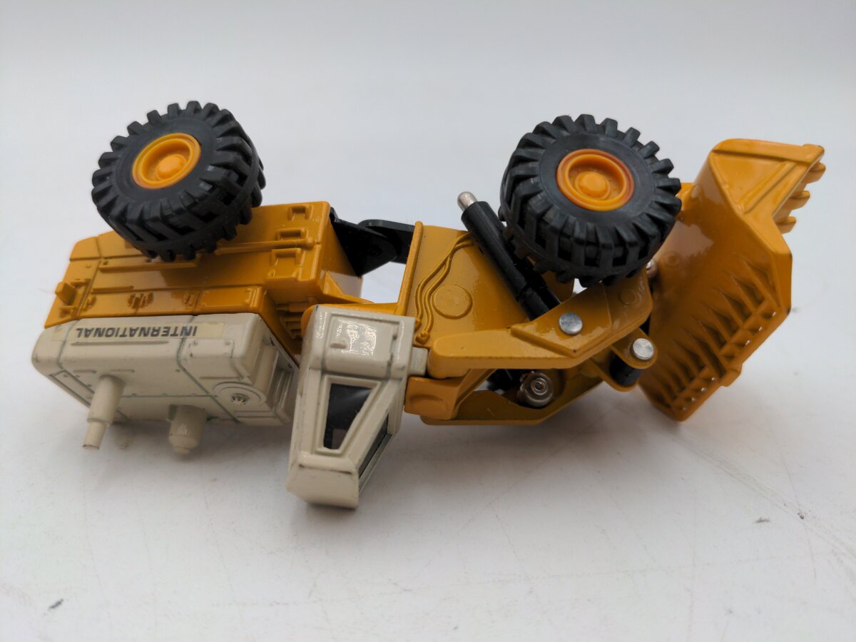 Ertl 1850 1:64 Wheel Loader 560 International Harvester Mighty Movers LN/Box