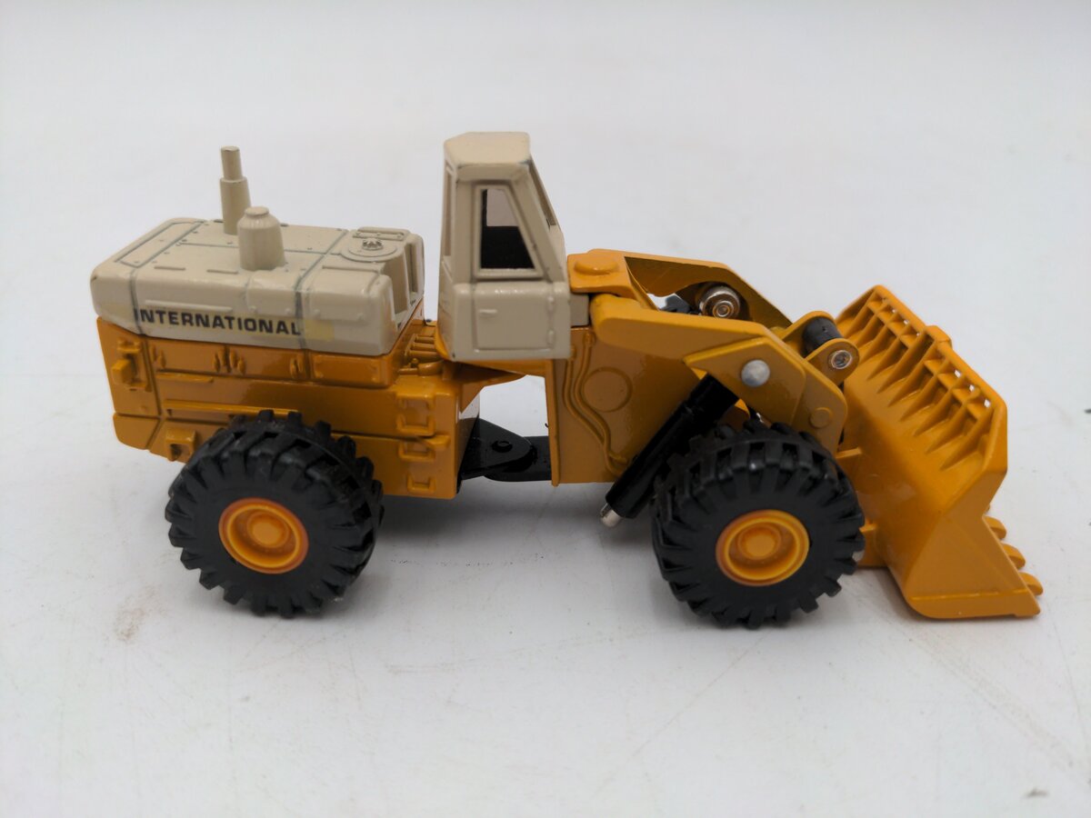Ertl 1850 1:64 Wheel Loader 560 International Harvester Mighty Movers LN/Box