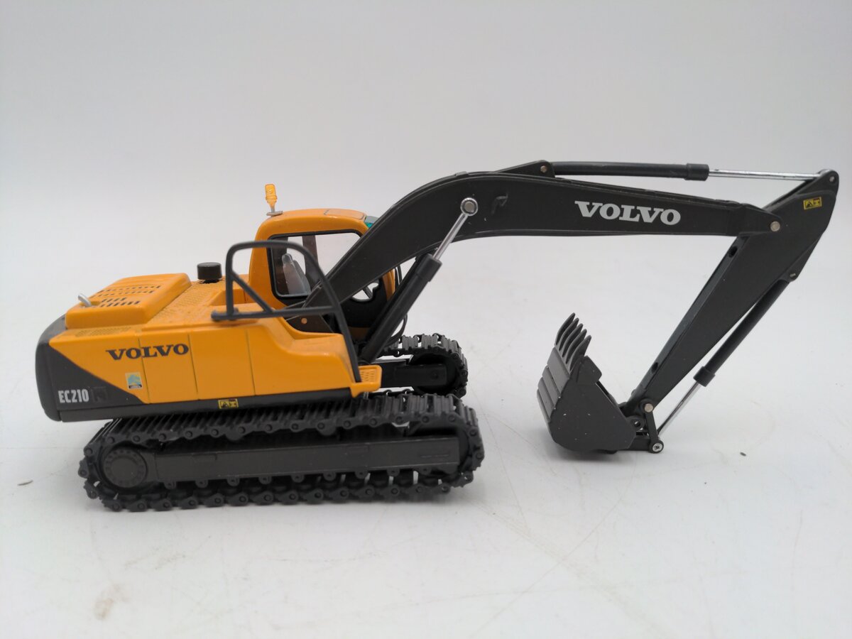 Volvo EC210 1:50 Hydraulic Excavator Die-Cast Metal LN/Box