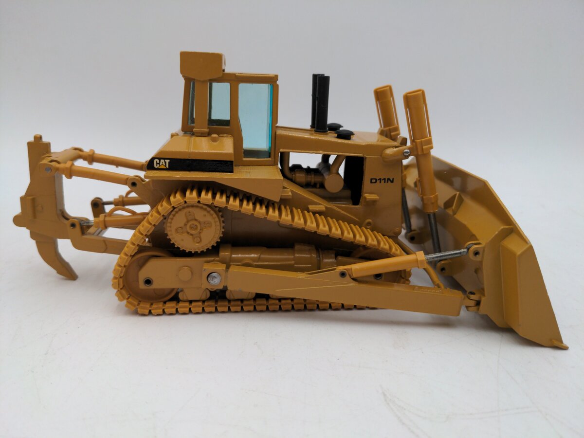 Conrad 2854 1:50 Cat D11N Track-Type Tractor With Impact Ripper VG/Box