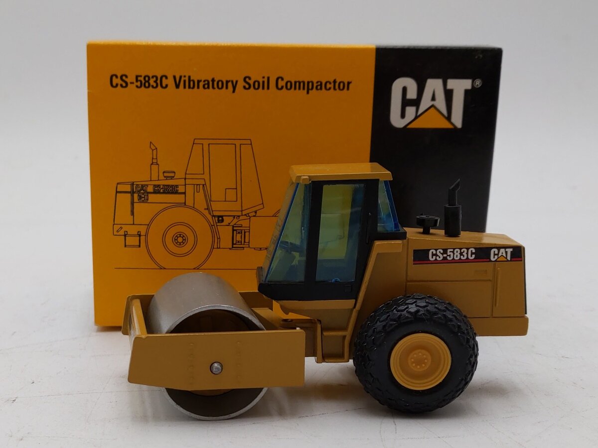 NZG 402 1:50 Caterpillar CS-583C Vibratory Soil Compactor LN/Box